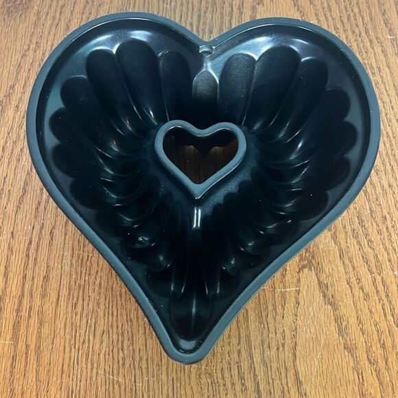 Heart Shaped Cake Pan 💕 - Picture 1 of 4